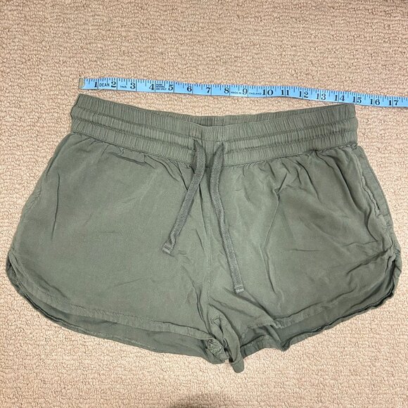 Aritzia TNA elastic waist shorts green - Picture 6 of 8